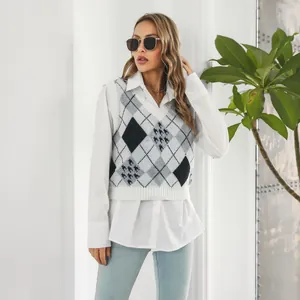 Dettaglio di un elegante gilet in maglia con motivi a rombi e pied-de-poule da donna.
