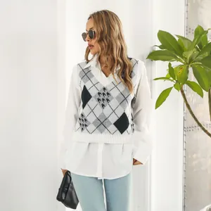 Elegante gilet in maglia jacquard a rombi sopra una camicia bianca a maniche lunghe.