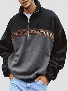 Heren fleece sweatshirt met halve rits en kleurblok geometrisch patroon design.