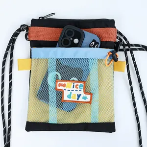 Bunte Crossbody-Tasche im Camping-Stil für Handys mit Netztasche und Patch-Stickerei