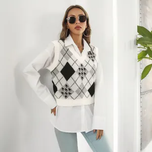 Primo piano del gilet in maglia jacquard a rombi e pied-de-poule con camicia bianca