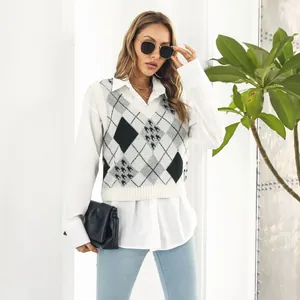 Modella che indossa un gilet in maglia a rombi con scollo a V in un elegante outfit autunnale