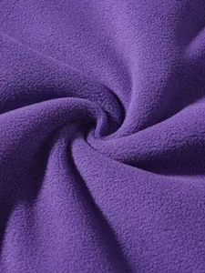 Λεπτομερής κοντινή όψη μωβ υφάσματος fleece υψηλής ποιότητας με μαλακή υφή και ζεστασιά