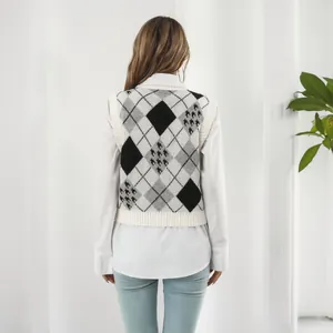 Vista posteriore di un gilet in maglia jacquard a rombi da donna con pied-de-poule