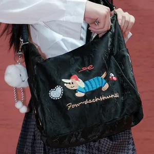 Detalle de bolso bandolera negro estilo Harajuku con bordado de un perro adorable