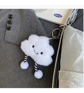 Lindo llavero de peluche de nube blanca en un elegante bolso bandolera de color plata