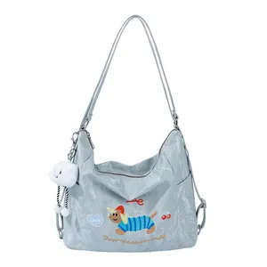 Bolso hobo azul claro informal con bordado de teckel y charm de nube de peluche