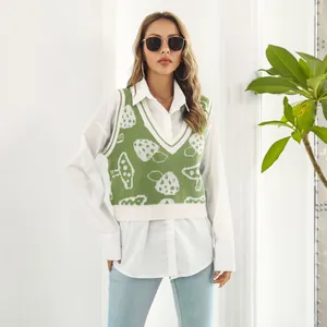 Detalle de chaleco de punto verde estilo preppy con lindo estampado jacquard de setas