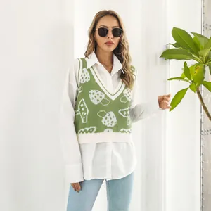 Modelo luciendo un chaleco de punto jacquard verde con setas sobre una camisa blanca
