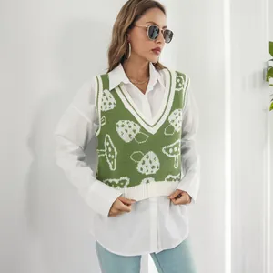 Primer plano detallado de un chaleco de punto verde con patrón de jacquard de setas.