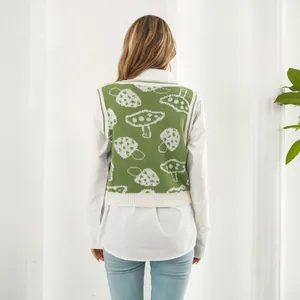 Vista trasera detallada de un chaleco de punto verde con estampado de setas sobre camisa.