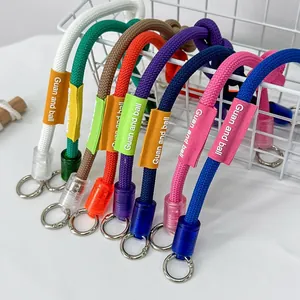Variedad de correas de nailon ajustables para bolsos con anillos de metal plateado.