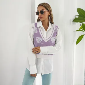 Vista completa de una modelo con un chaleco de punto morado con diseño de hongos