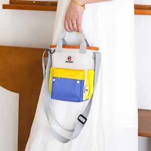 Sac à bouteille d'eau multicolore avec sangle réglable pour activités de plein air.