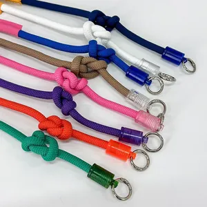 Detalle de correas ajustables de nailon trenzado multicolor para bolsos