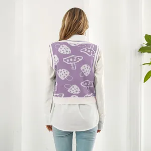 Vista posterior detallada de un chaleco de punto morado con estampados de setas blancas