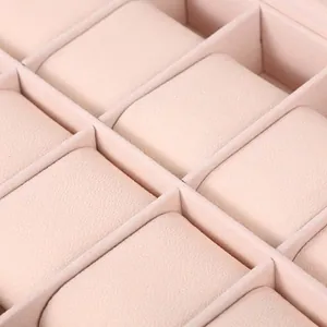 Vista dettagliata della morbida fodera in velluto rosa e dei cuscini box