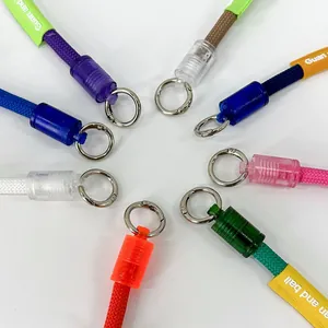 Detalle de correas de nailon ajustables de colores con anillas metálicas y conectores