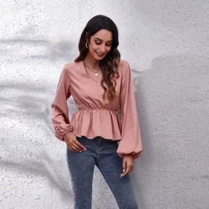 Detailansicht der eleganten rosa Schiffornbluse mit V-Ausschnitt und schicken Laternenärmeln