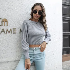 Maglione corto casual in maglia a coste grigio con maniche raglan e scollo tondo