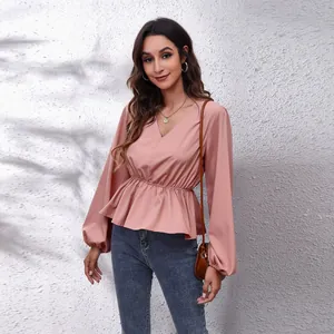 Vollansicht einer rosa Schößchenbluse aus Chiffon mit Laternenärmeln und V-Hals