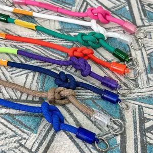 Primer plano de correas ajustables de nailon trenzado de colores con nudos y anillas