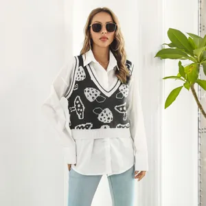 Primer plano de un elegante chaleco de punto jacquard de champiñón blanco y negro
