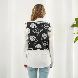 Vista trasera detallada de un chaleco de punto con un lindo motivo jacquard de hongos