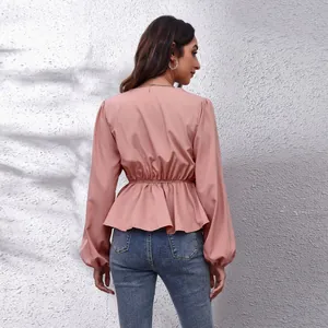 Rückansicht einer rosa Chiffonbluse mit Laternenärmeln und elastischer Schößchentaille