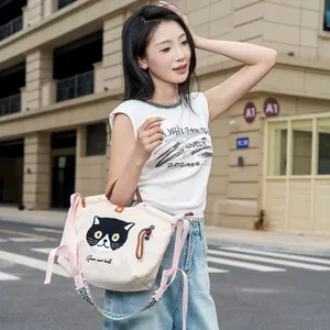 Detailaufnahme einer süßen Handtasche im japanischen Stil mit Katzenstickerei
