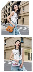 Vue lifestyle du sac bandoulière étanche avec broderie de style japonais en orange et gris