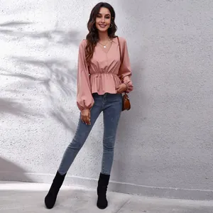 Elegante rosa Schifferbluse mit Laternenärmeln, V-Ausschnitt und Rüschentaille
