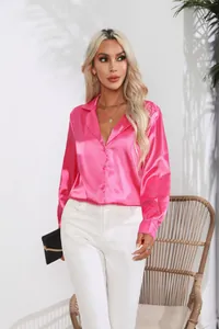 Detailansicht eines rosa Satin-Langarmhemds für Damen mit stilvollem Reverskragen