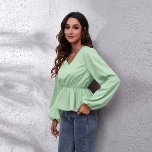 Elegante hellgrüne Schifferbluse mit V-Ausschnitt, Laternenärmeln und modischem Schößchen