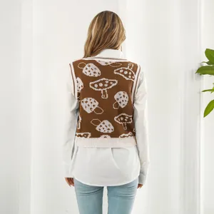 Vista trasera detallada de un chaleco de punto marrón con lindos patrones de jacquard de hongos