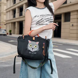 Japanische süße schwarze Handtasche mit Katzenstickerei für Pendeln und Alltag