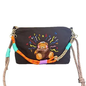 Sac bandoulière étanche brodé style japonais avec ours et sangle en corde colorée unique