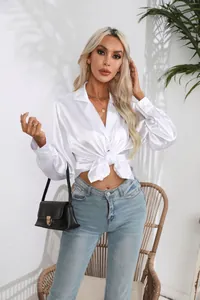 Elegantes weißes Satin-Langarmhemd mit Reverskragen und Taillenknoten am Model präsentiert