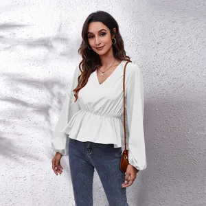 Elegante weiße Chiffonbluse mit V-Ausschnitt, Laternenärmeln und Taillierung