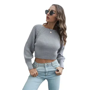 Elegante maglione corto grigio a coste con maniche raglan per donna in stile maglia