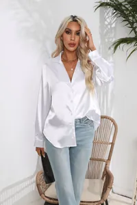 Details der weißen Satinbluse mit Reverskragen für Damen am Modell