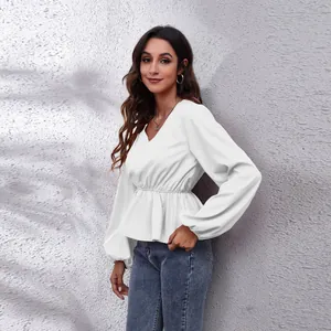 Elegante weiße Chiffonbluse mit V-Ausschnitt, Laternenärmeln und tailliertem Detail