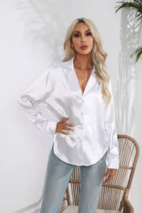 Detailaufnahme einer eleganten weißen Satinbluse mit schickem Anzugkragen-Design