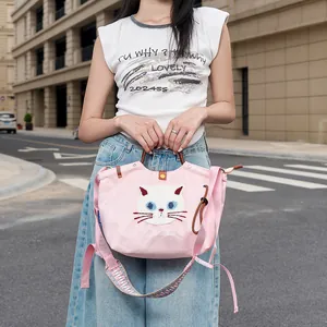 Detailansicht einer niedlichen rosa Canvas-Tasche mit Katzenstickerei für den Alltag