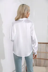 Rückansicht einer weißen Satinbluse mit elegantem Fall und seidigem Glanz im Detail