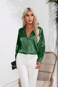 Elegantes grünes Satin-Langarmhemd mit formellem Blazer-Kragen an einem Modemodell präsentiert