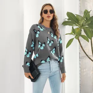 Modelo con un suéter jacquard gris de mariposas Y2K en un entorno interior luminoso