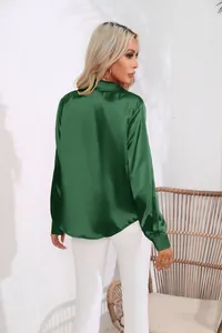 Rückansicht eines dunkelgrünen Satin-Langarmhemdes mit Reverskragen und Seidentextur