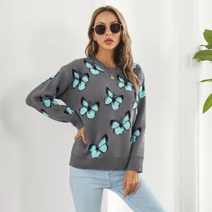 Primer plano de un elegante suéter gris Y2K con motivos de mariposas en jacquard