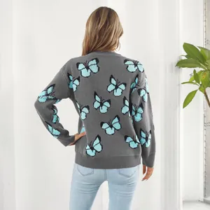Vista detallada de la espalda de un jersey gris Y2K con motivos de mariposas azules.
